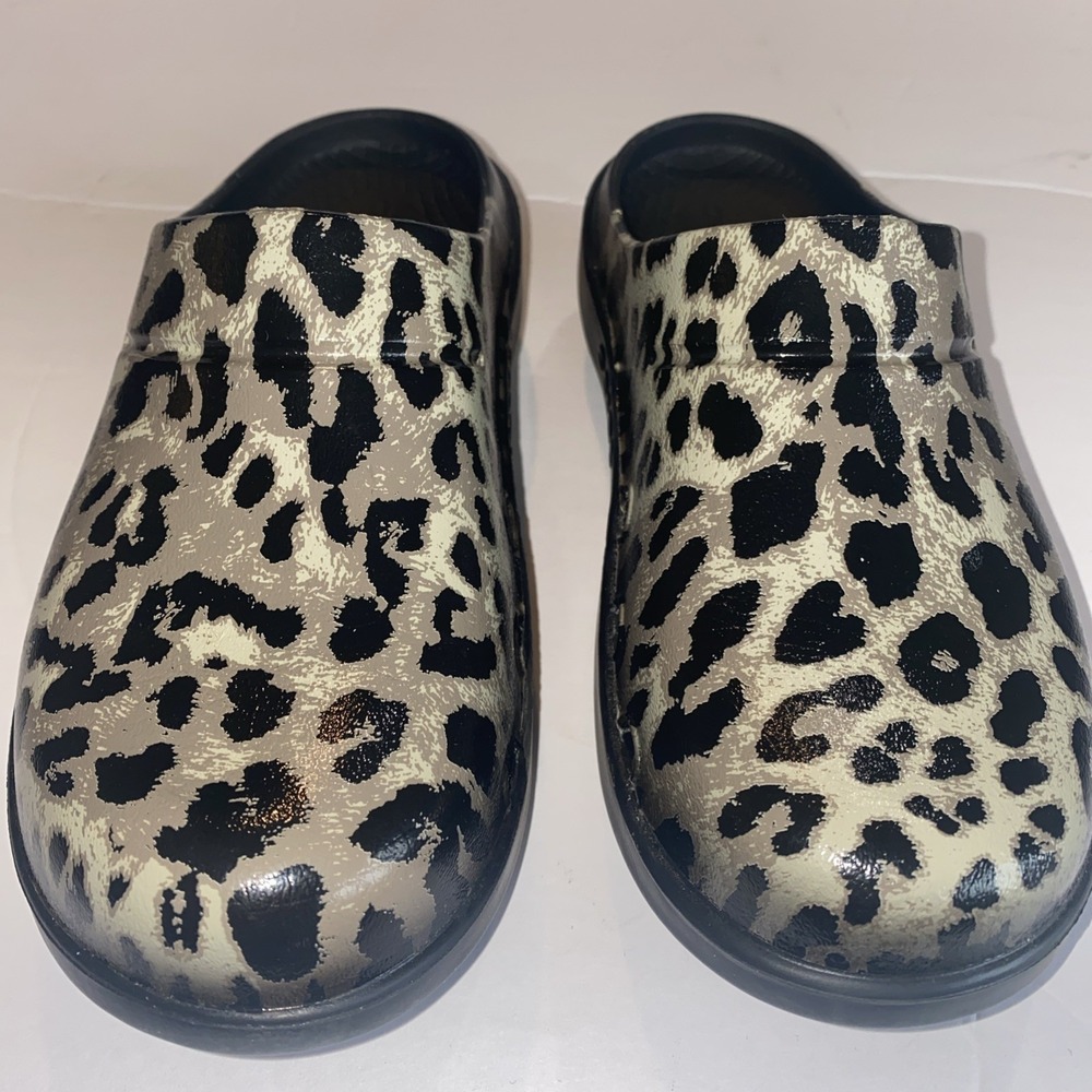 Oefos Glossy Leopard Print Clogs Slip On Shoes Women 6 - Picture 2 of 6